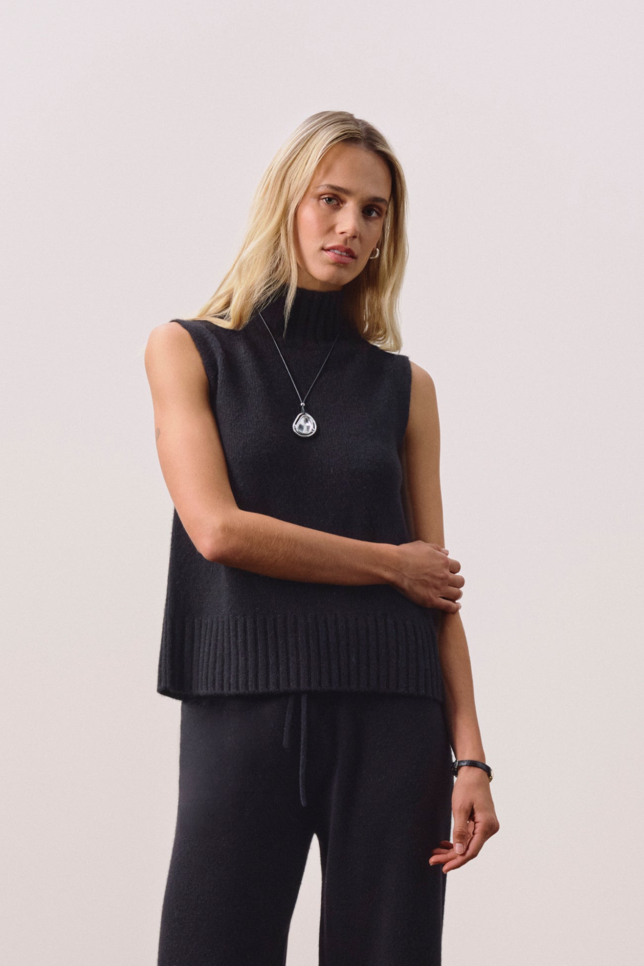 LOUISA SLEEVELESS MOCK NECK